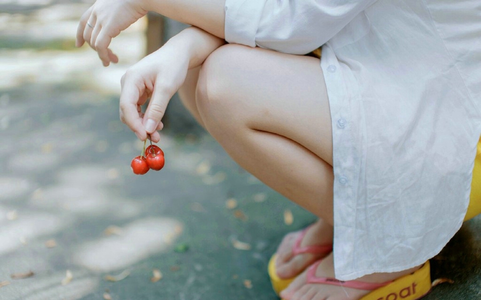 齐刘海樱桃少女清新户外纯真迷人