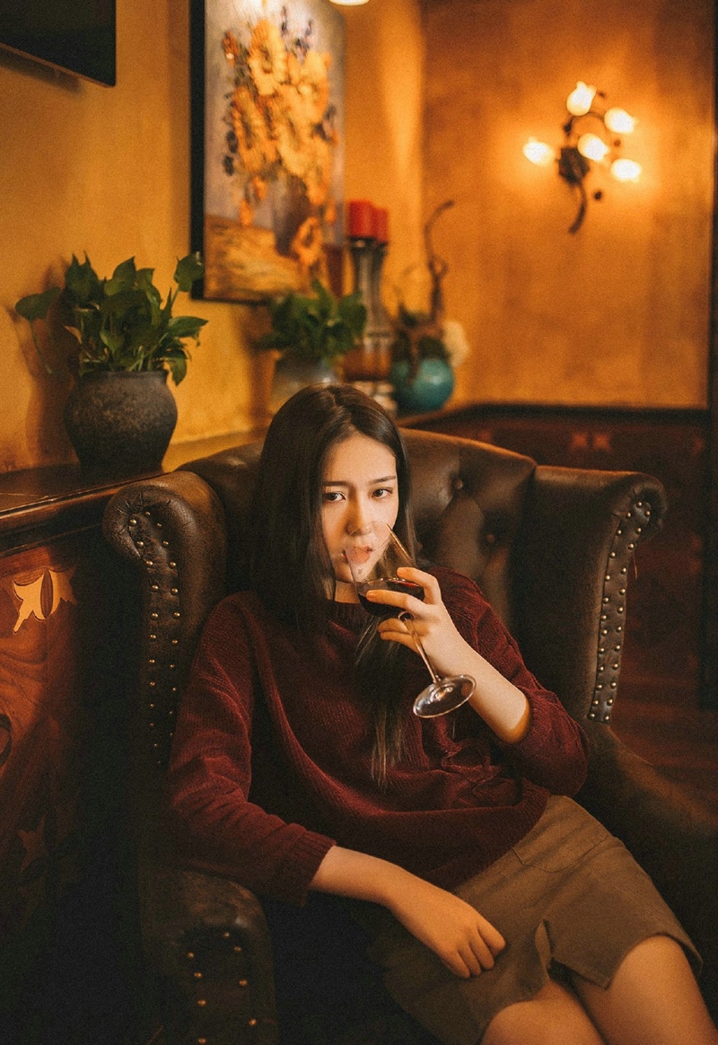 复古私房内的红酒女神漂亮脸蛋