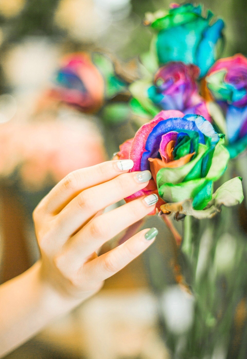 花房内的清新美女连衣裙甜美怡人