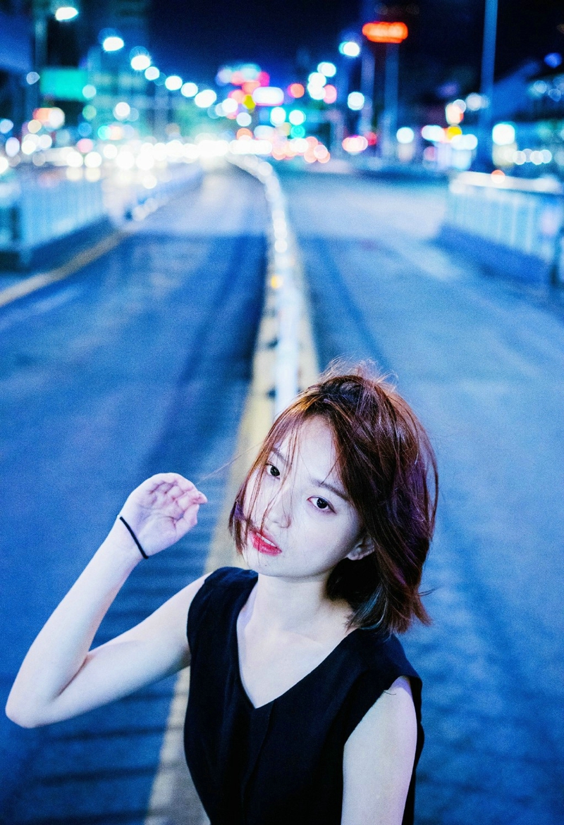 海边蓝天下的草帽美女幽静迷人写真