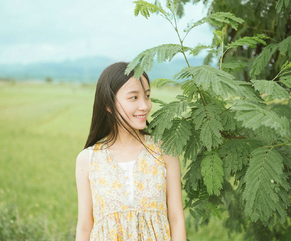 田野中的清爽少女甜美笑容清新怡人