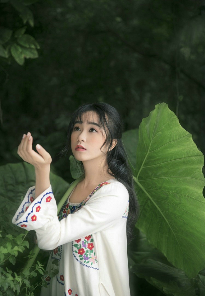 优雅花季少女林间写真