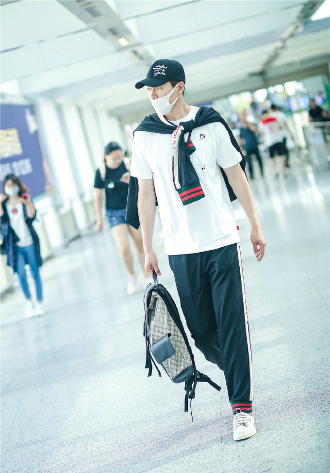 高云翔一身Gucci现身机场