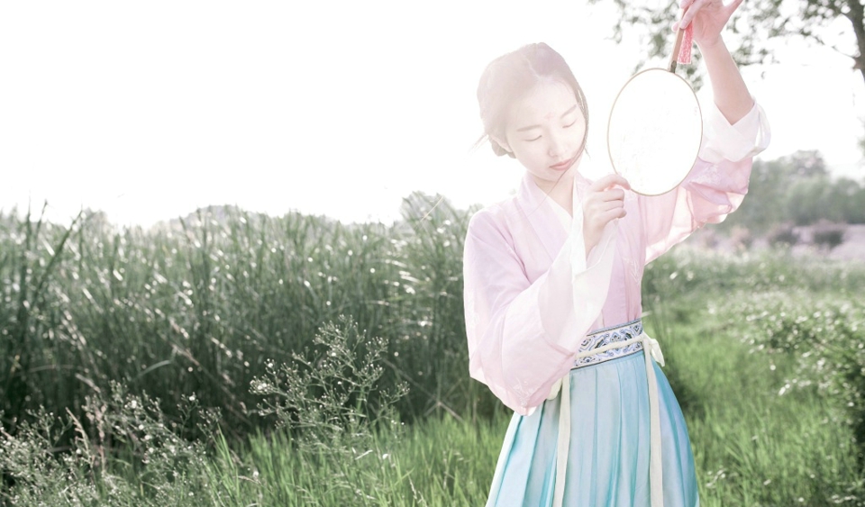 漂亮丸子头美女气质养眼迷人写真