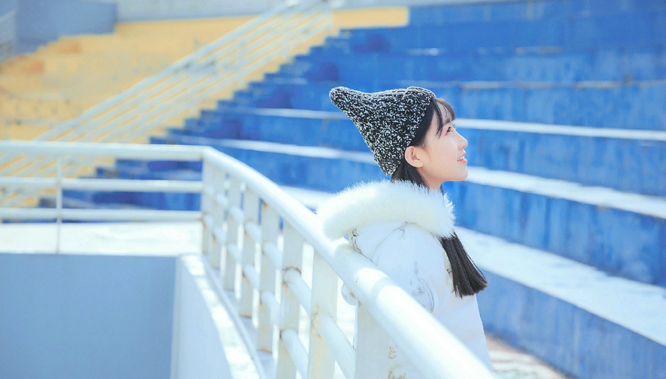 校园体育场内的毛线帽妹子清纯活力写真