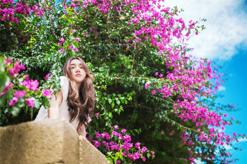 阳光下草帽美女海边风吹唯美写真