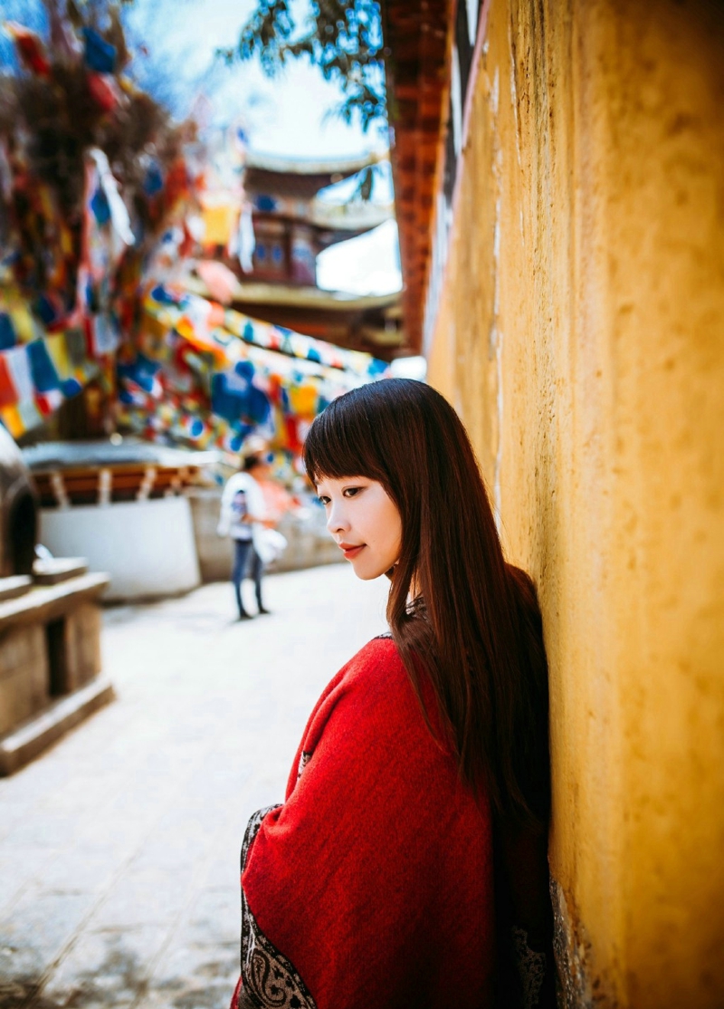 柔美姑娘旅拍民族风披肩明媚动人写真