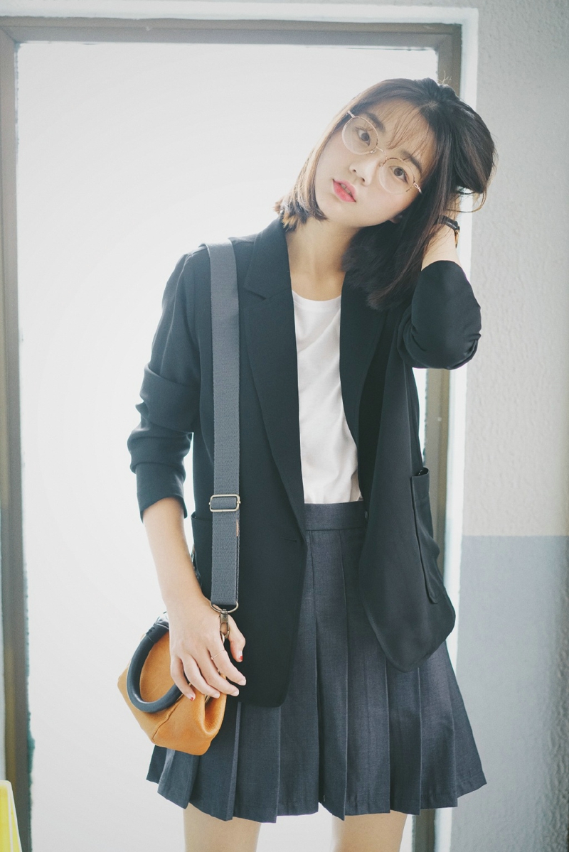日系眼镜短发美女街头百褶裙养眼写真