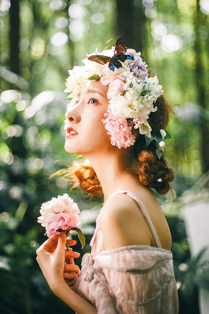 森林里找到美丽的花仙子写真照