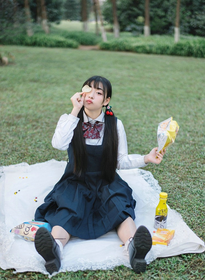 娇嫩俏皮薯片少女户外写真