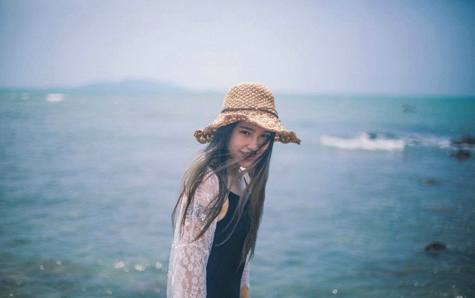 海岸礁石上的长发美女柔美秀发飘扬写真曝光