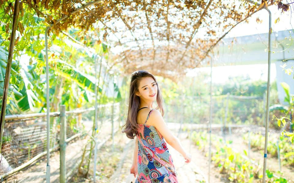 阳光下草帽美女海边风吹唯美写真