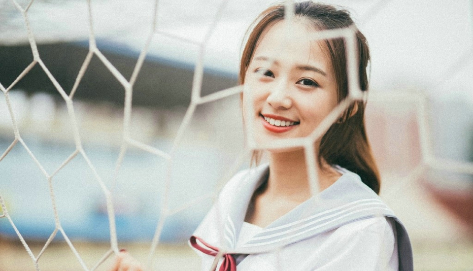 马尾姑娘笑脸灿烂动人校园青春写真
