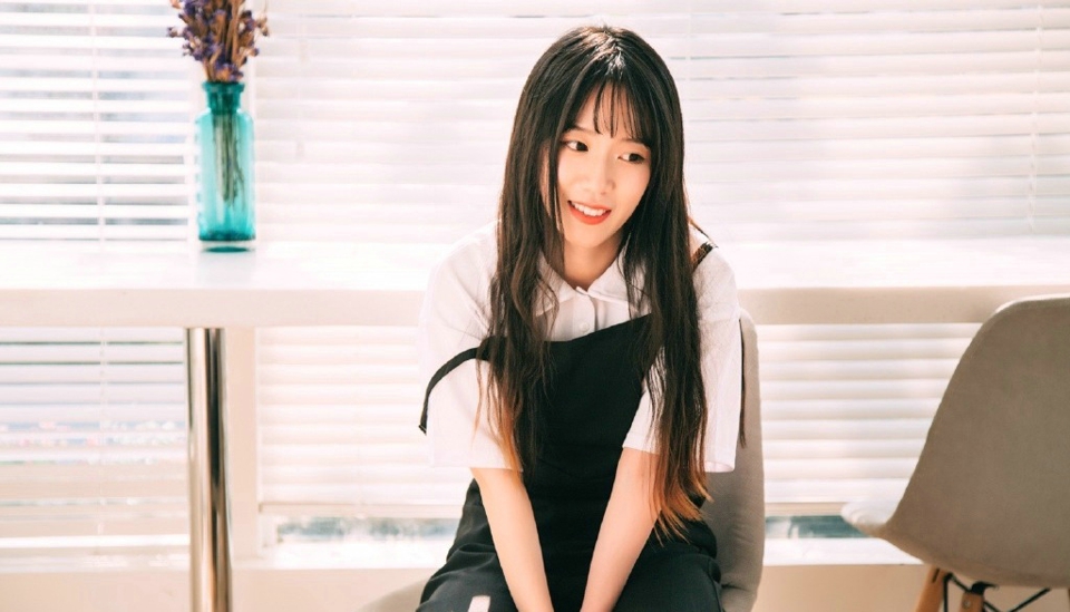 咖啡馆内的背带裤少女青春俏皮写真