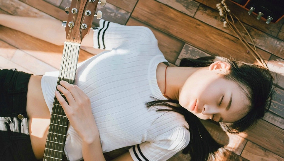 高冷清秀美女户外阳光照动人写真