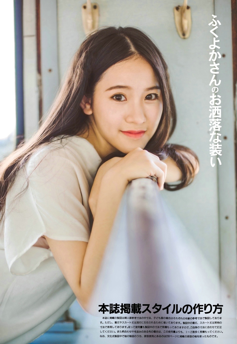 列车上的清纯漂亮少女笑脸阳光写真