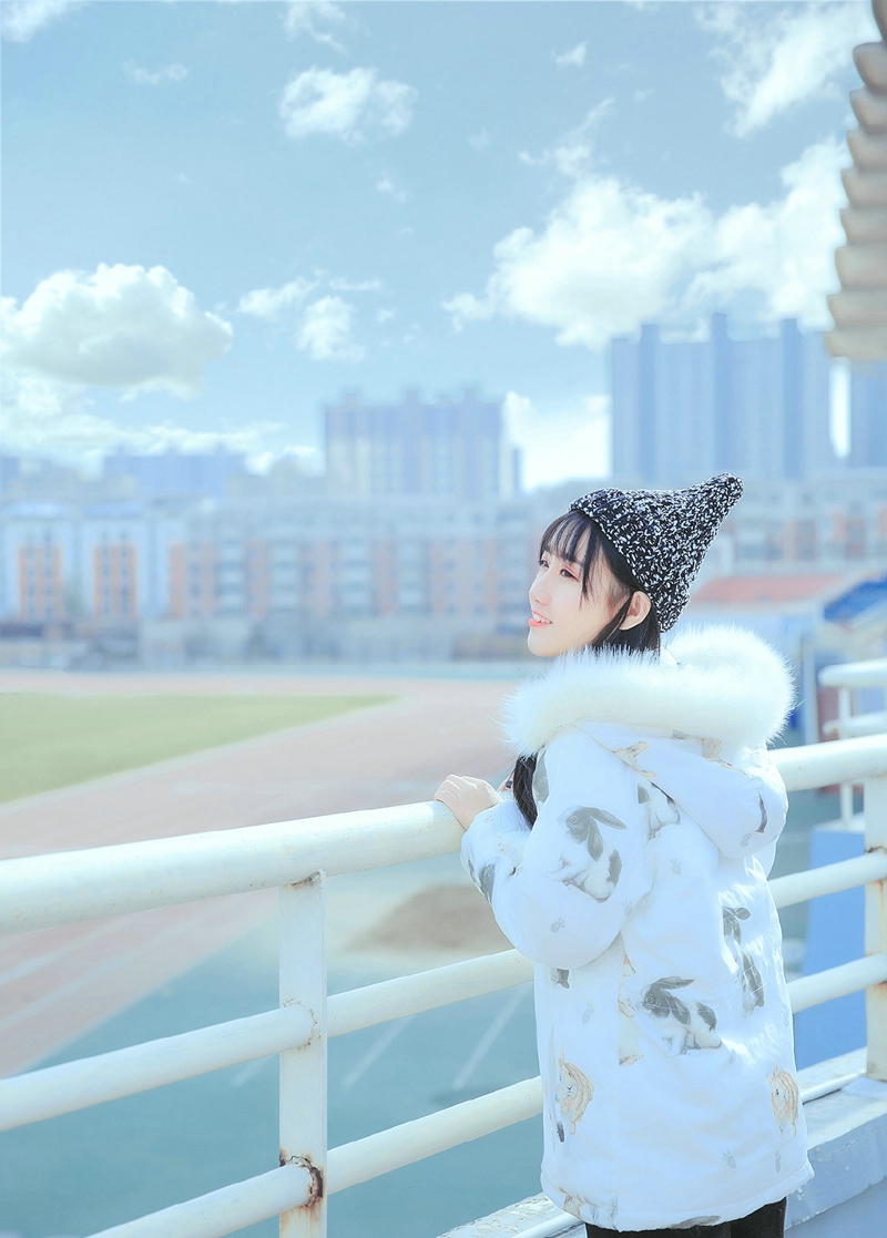 校园体育场内的毛线帽妹子清纯活力写真