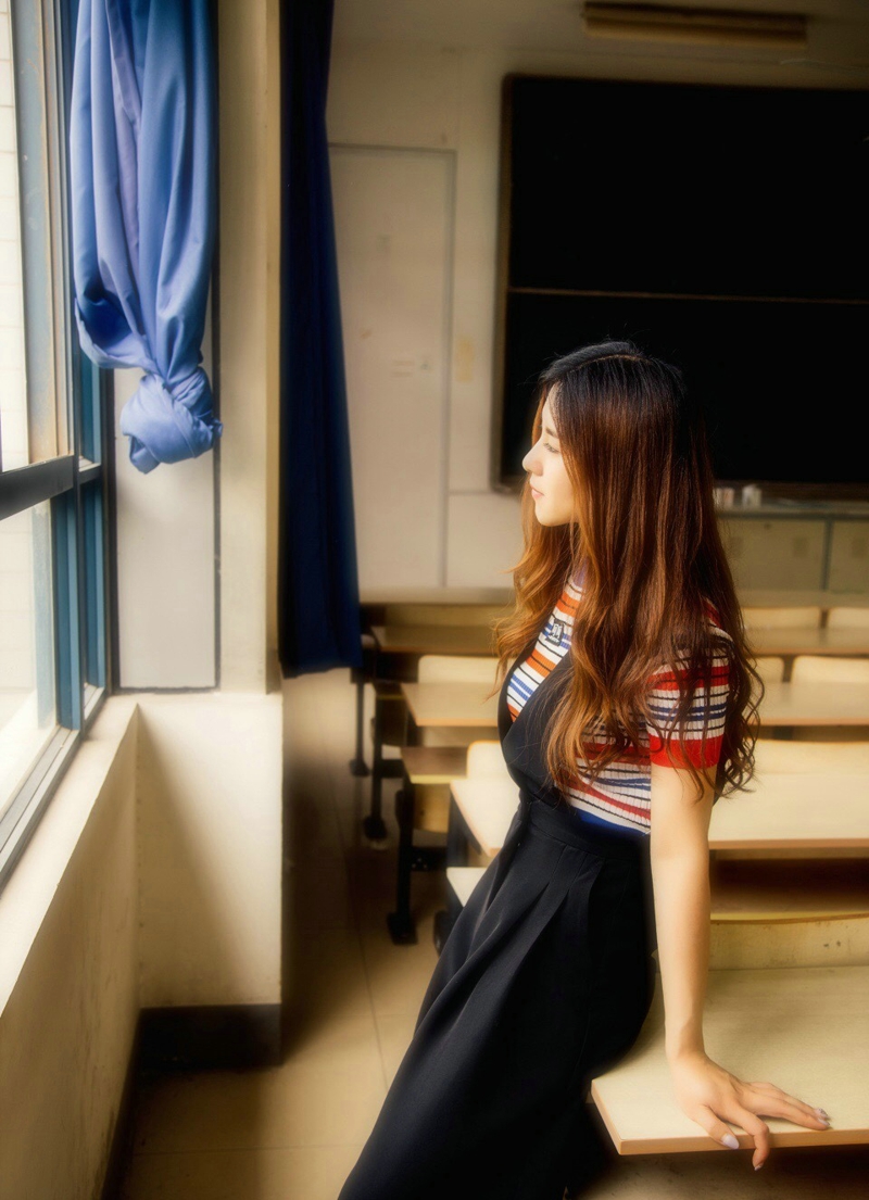 咖啡馆内的背带裤少女青春俏皮写真