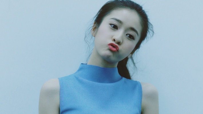 美女演员张雪迎桌面壁纸图片