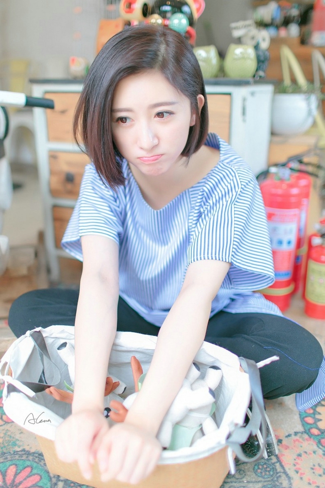 短发气质美女时尚迷人写真