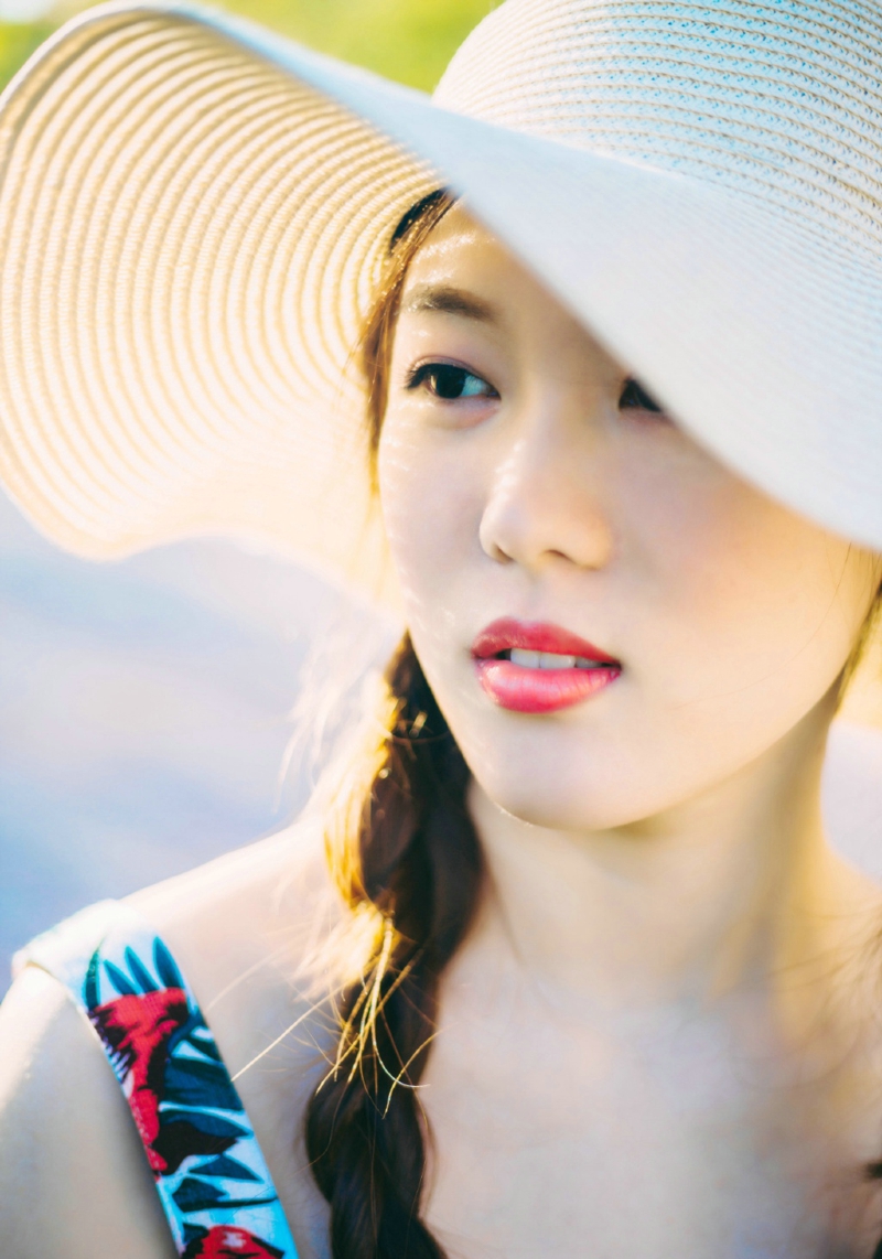 阳光下的连衣裙麻花辫美女靓丽吸睛