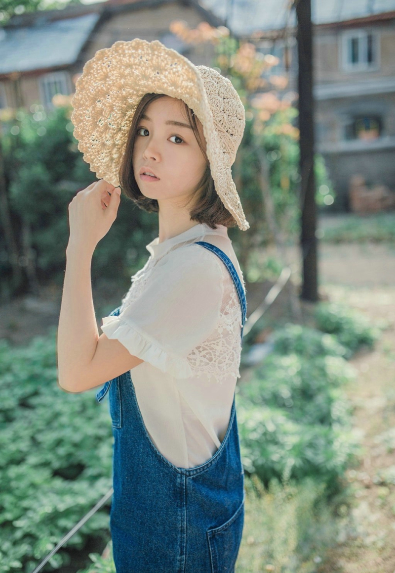 阳光户外草帽少女背带裤清爽可人