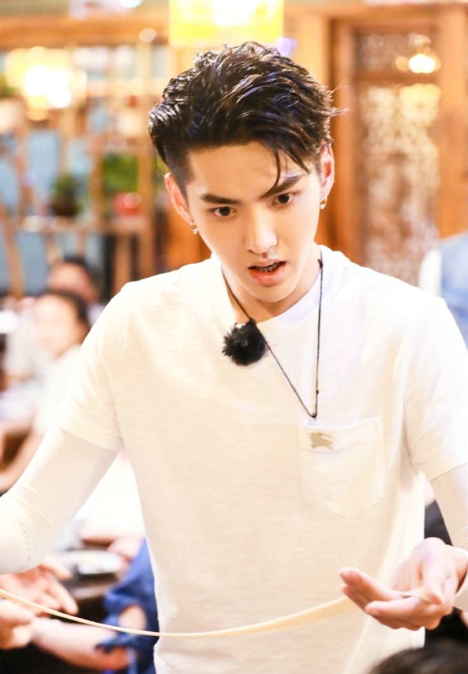 吴亦凡登杂志封面彰显无限的青春和活力