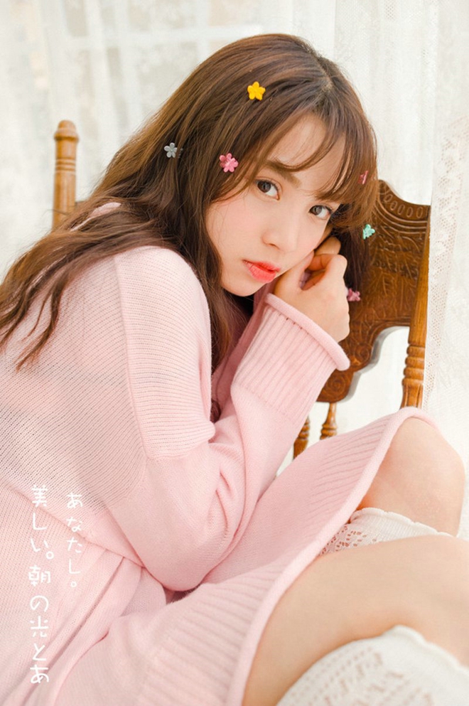 居家甜美优雅红唇妹子