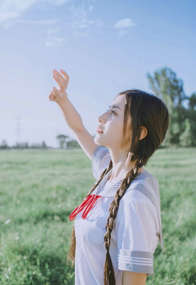 清爽妹子逆光下笑容灿烂温馨写真