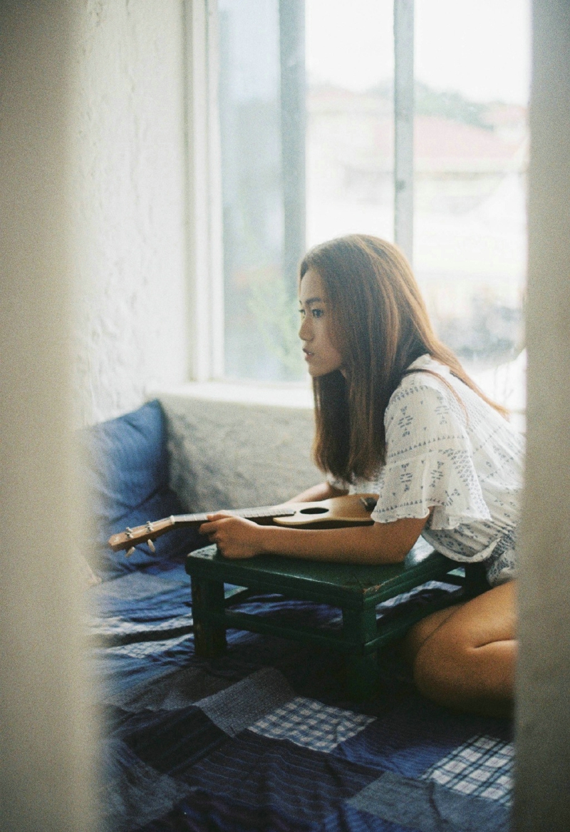 90后美女恬静自然户外养眼美图