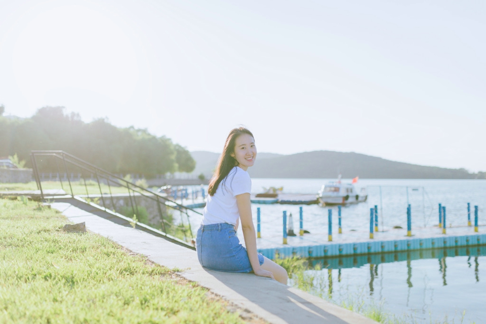 清爽妹子逆光下笑容灿烂温馨写真
