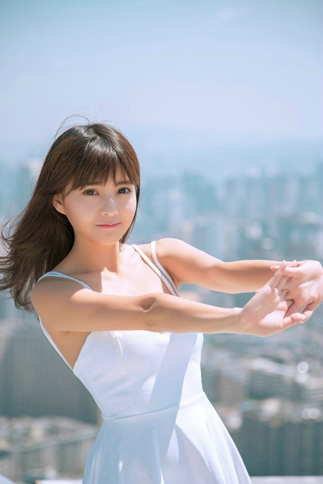 甜美女孩穿无袖白裙可爱清纯天台唯美高清气质写真