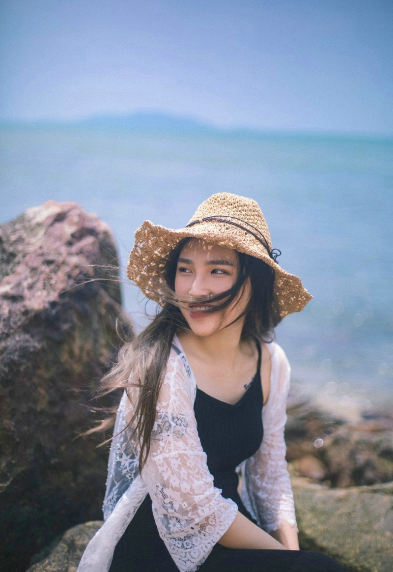 海岸礁石上的长发美女柔美秀发飘扬写真曝光