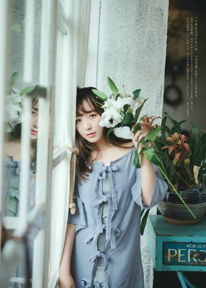 咖啡馆内的背带裤少女青春俏皮写真