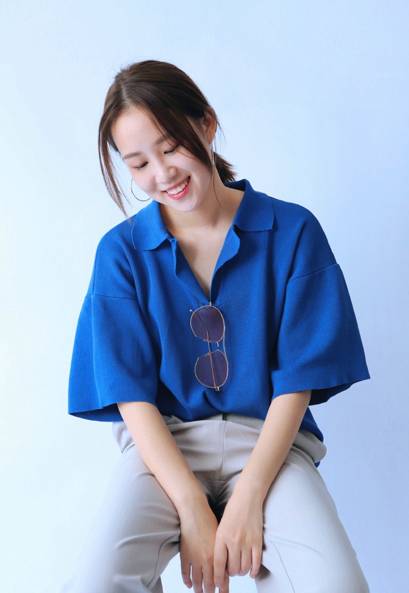 花树下的背带裤清新妹子娇美怡人写真