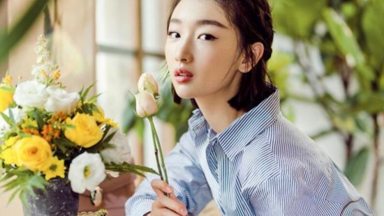 人气小花周冬雨随性图片