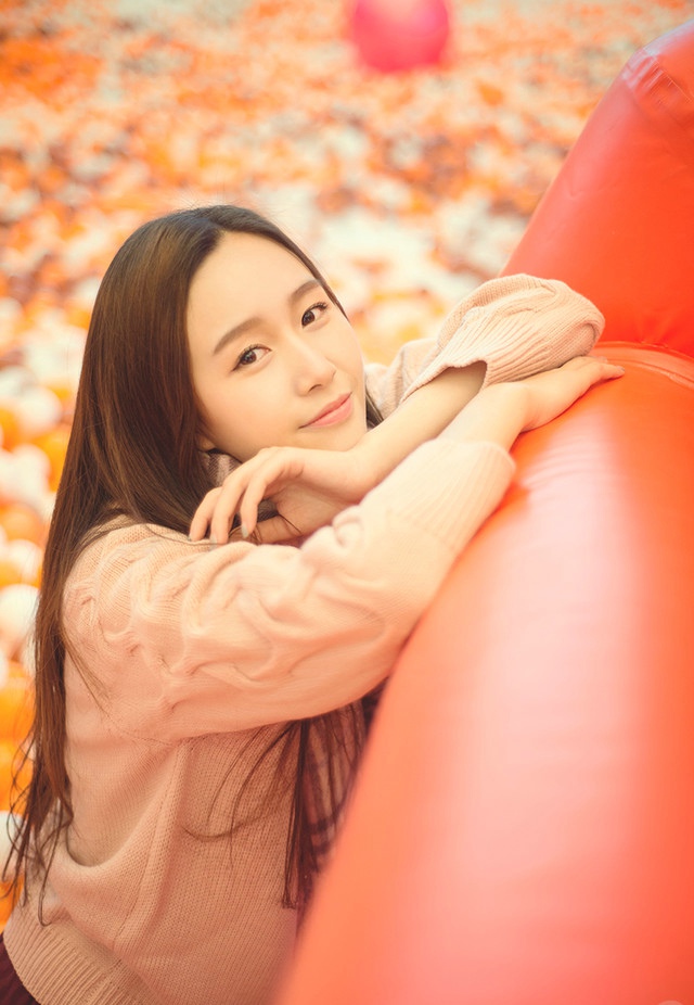 游乐园内天真烂漫美女随性自由生活照