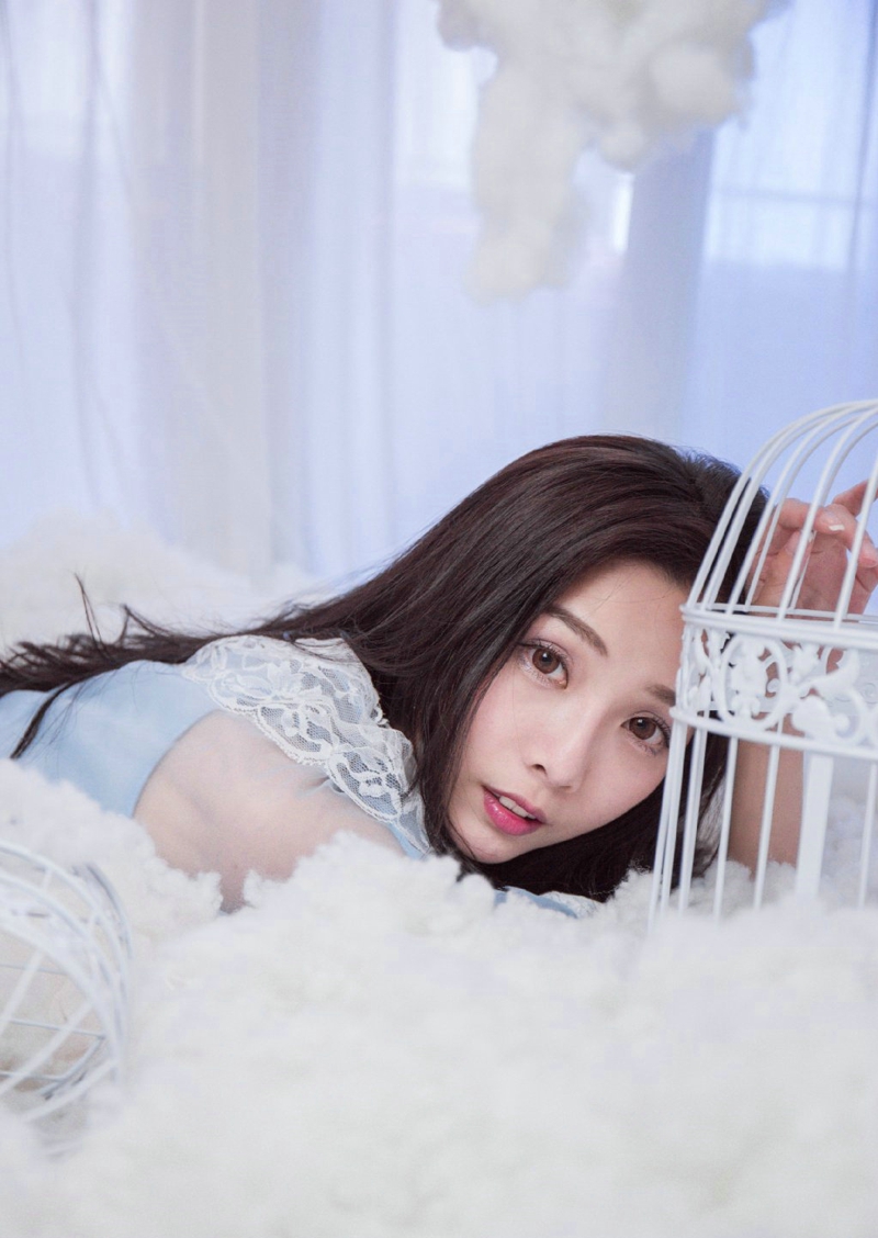 蓝调半丸子头妹子可爱表情包