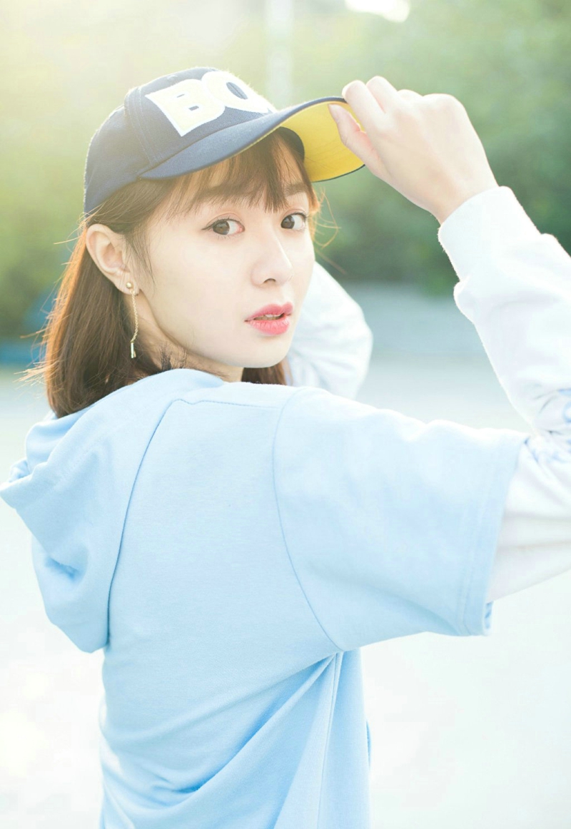 篮球场上的休闲运动范姑娘阳光明媚