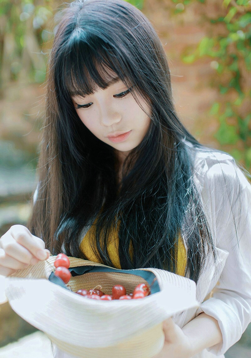 齐刘海樱桃少女清新户外纯真迷人