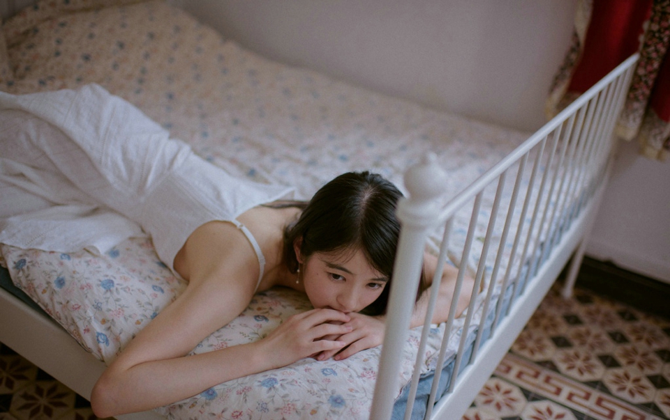 复古私房内的红酒女神漂亮脸蛋