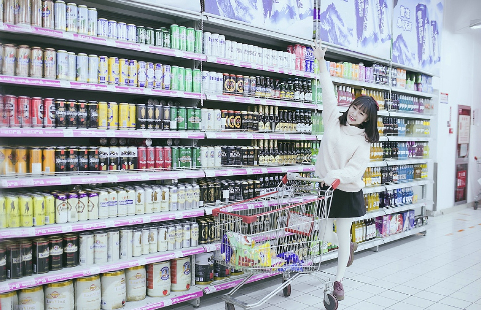超市内的甜美少女娇小玲珑