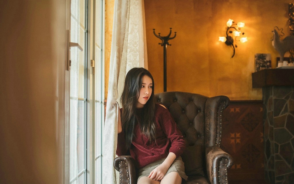 复古私房内的红酒女神漂亮脸蛋