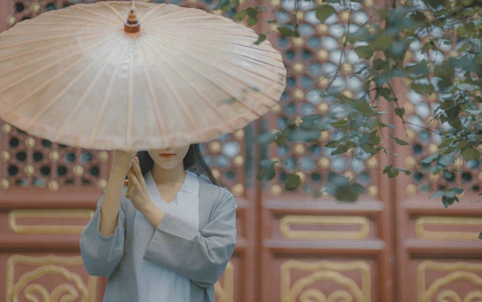 宁静深山处的素雅美女