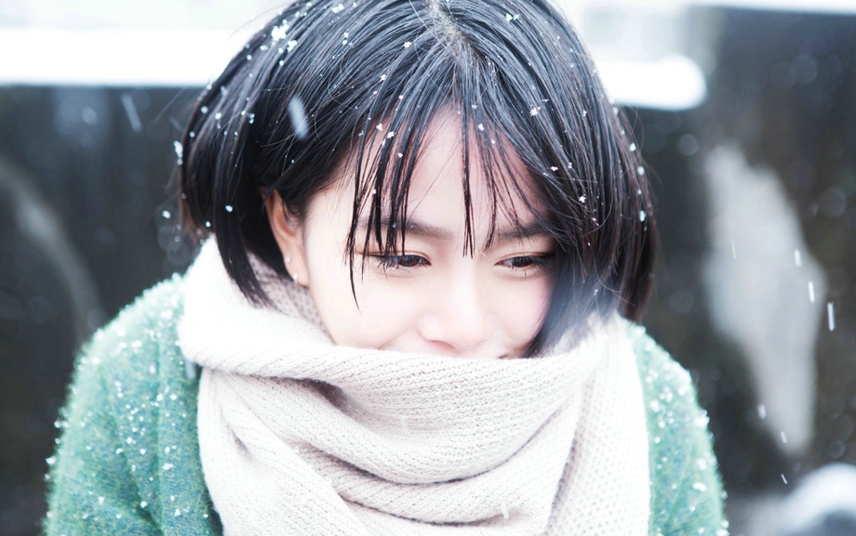 雪天内的短发森系精致五官美女写真