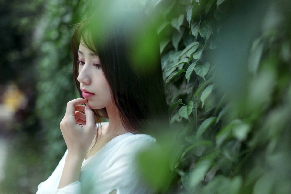 夕阳下的牛仔外套美女侧颜美丽吸睛唯美写真