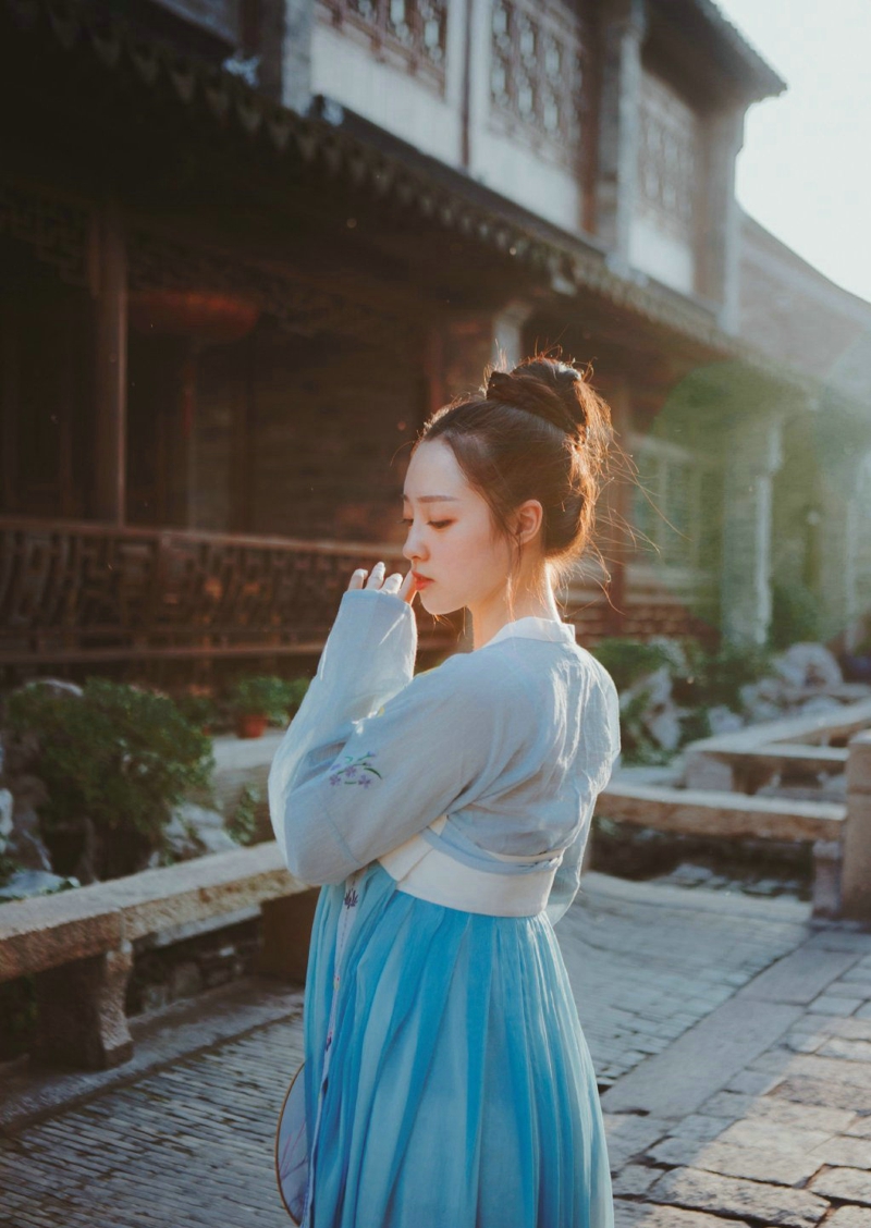 柔美汉服美女逆光下美腻迷人
