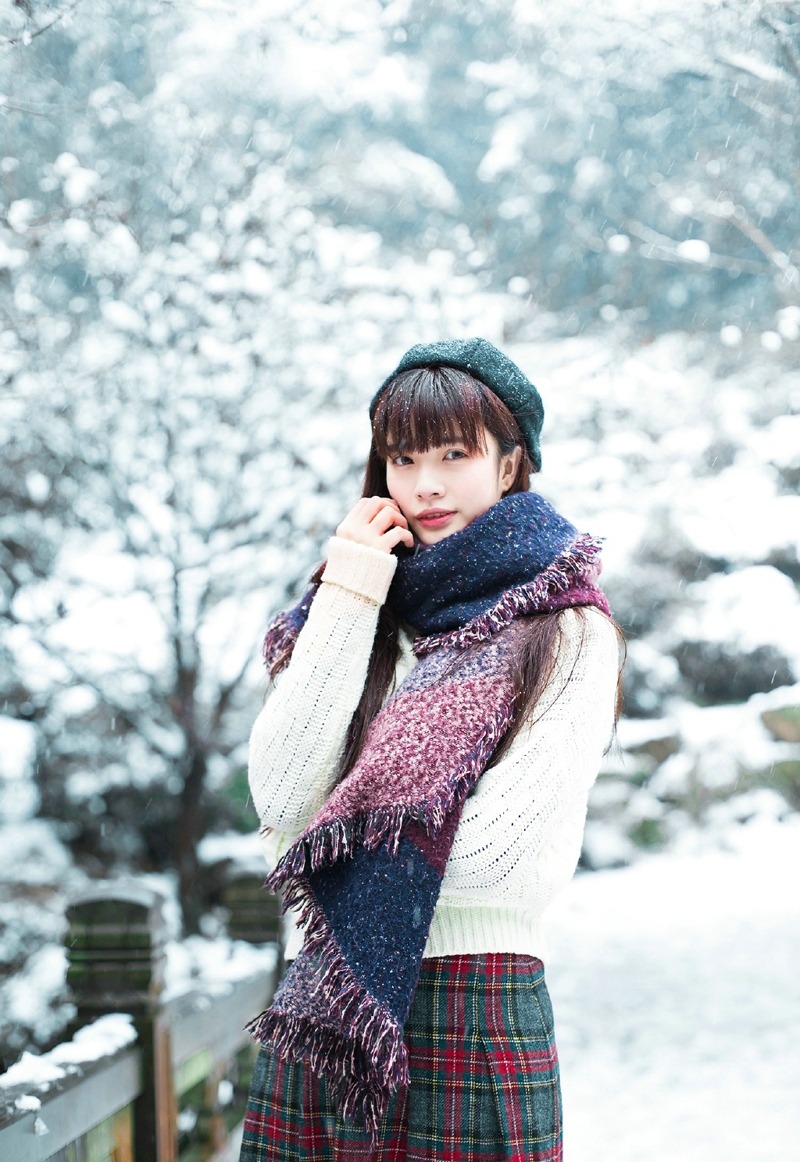 雪地内的黑发披肩美女温柔迷人写真