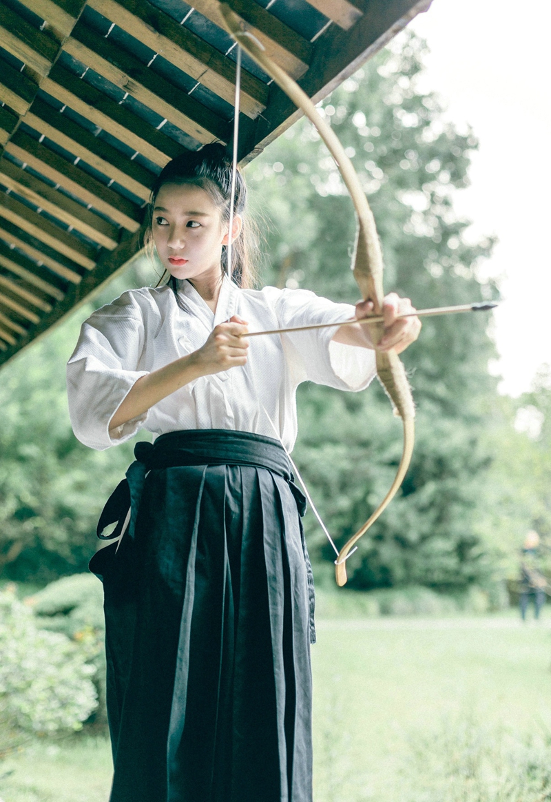 清新草地上的双马尾白裙姑娘素雅迷人写真照