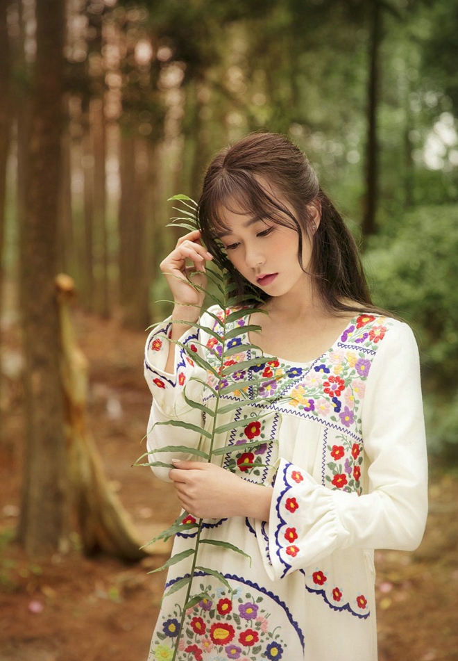 优雅花季少女林间写真